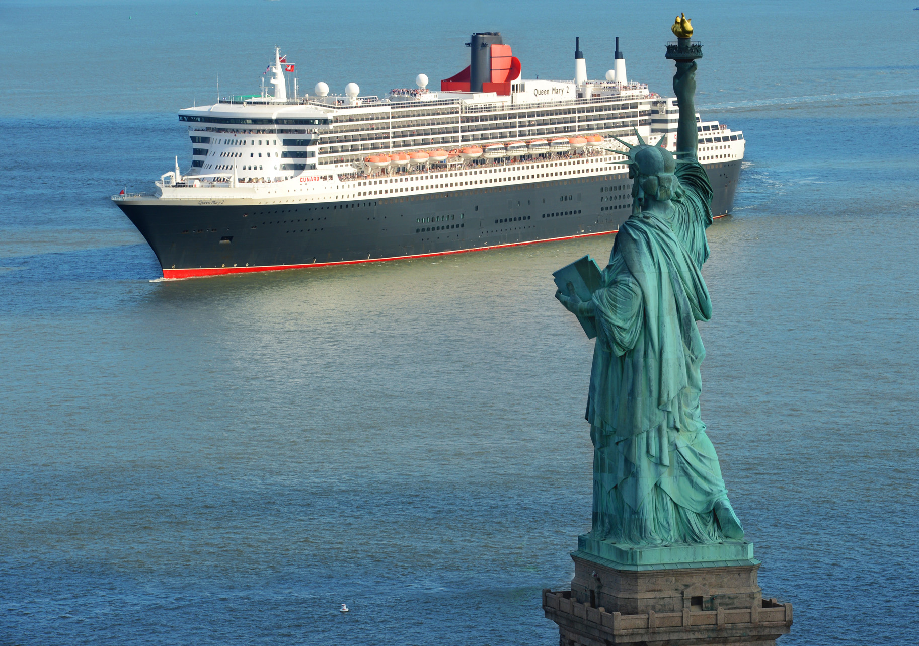 QM2 with the Statue of Liberty